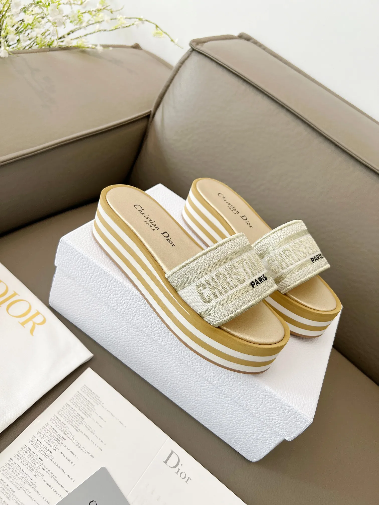 👟👟Ex-factory price 480👟👟 Dior's new spring and summer IVIETA DWAY jelly-colored flat-soled one-slip women's shoes with CD letter logo three-dimensional embroidery thick-soled round toe open-toe slippers. The original version is developed to be the top version on the market. It feels soft and delicate on the feet and is extremely comfortable. Material: Upper imported raffia electric embroidery high-temperature water-soluble cotton technical fabric + water-dyed cowhide foot pad lining + original consistent combination outsole Outsole: original outsole Size: 35-42 (40.41.42 custom-made, non-refundable and non-exchangeable)